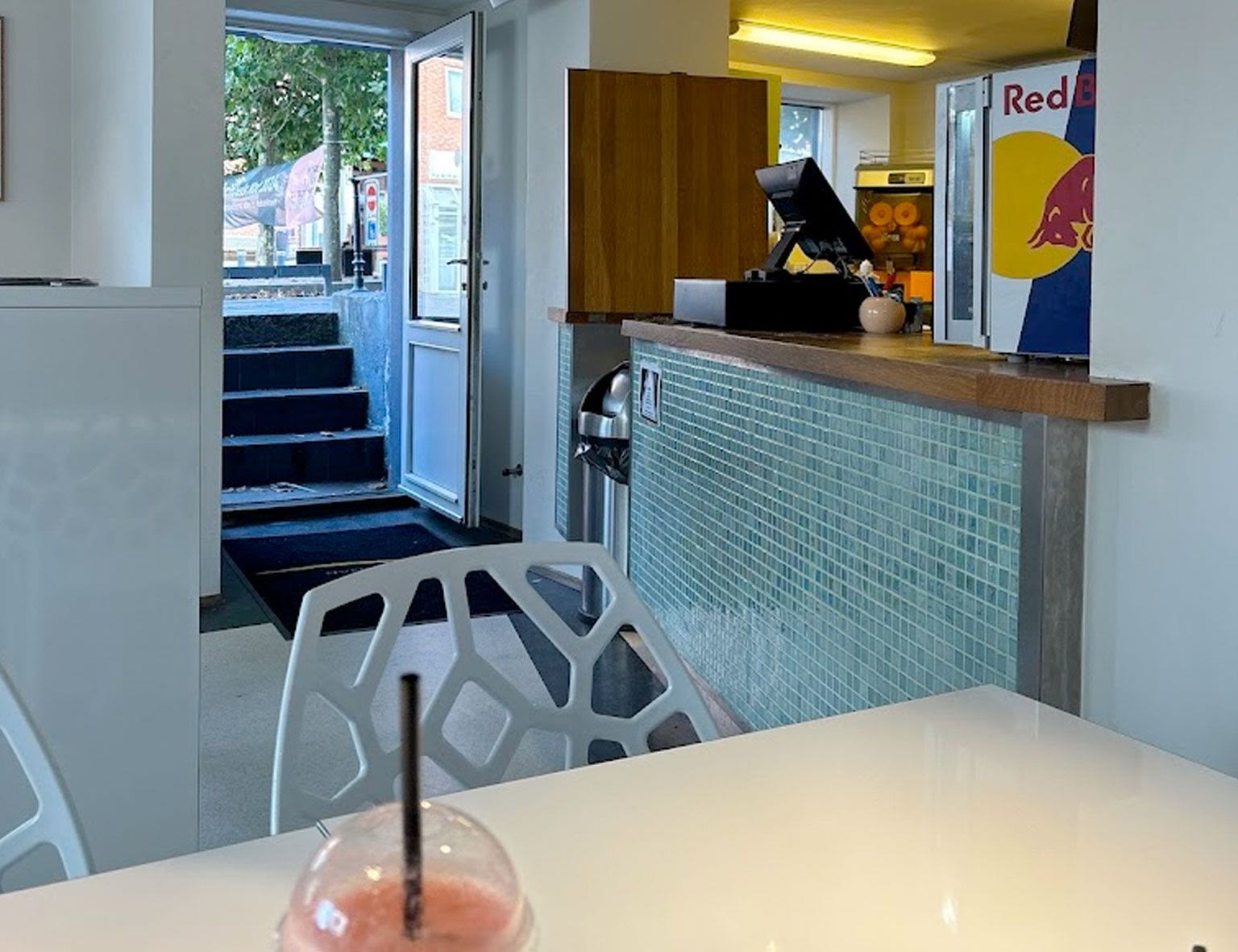 Indgangen til The Juize Bar på Schweizerpladsen