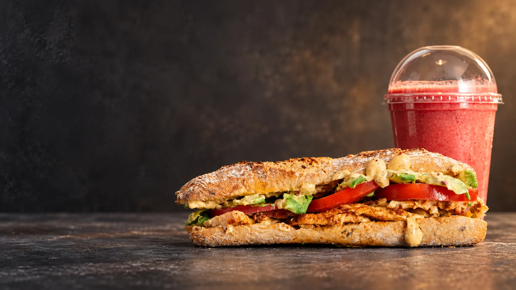 The Juize Bar club-sandwich og jordbær-smoothie