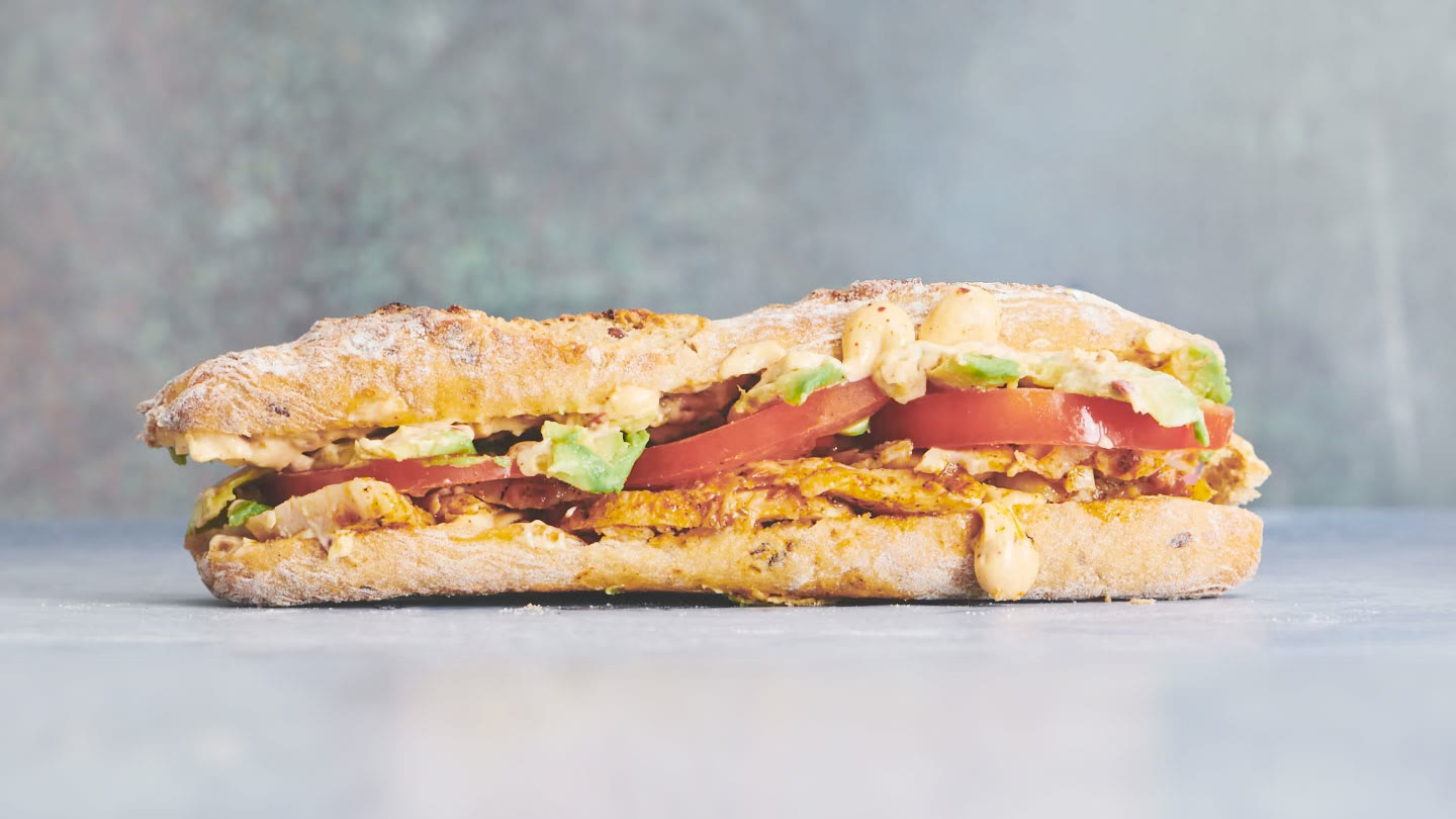 Sandwich med krydret kylling, avocado og tomat