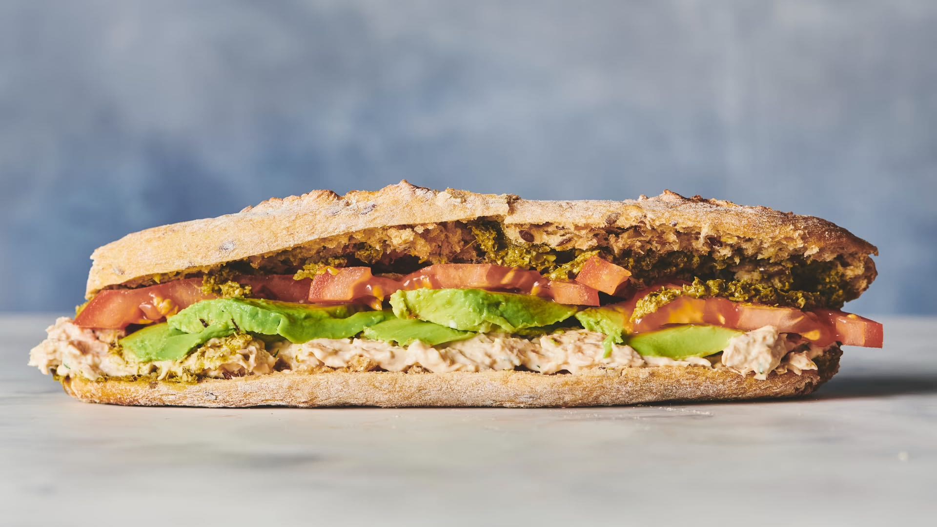 Sandwich med tunmousse, pesto, avocado og tomat
