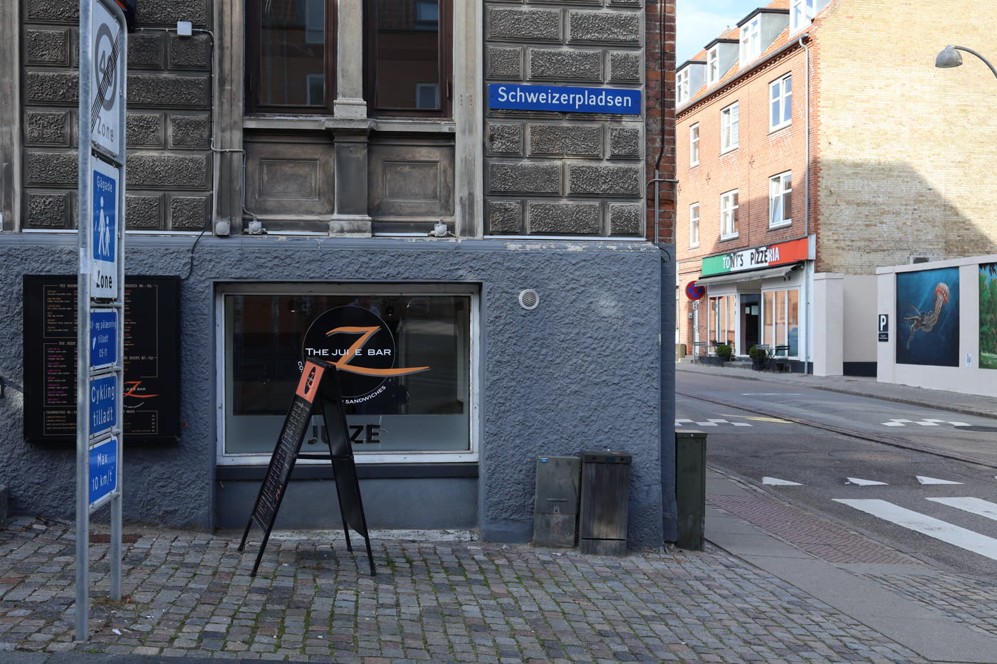 Indgangen til The Juize Bar på Schweizerpladsen